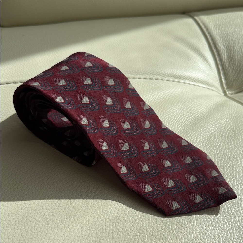 Valentino Cravatte 100% Silk Tie with Geometric Pattern